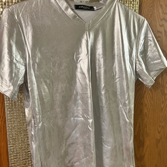 SILVER METALLIC TEE SHIRT BY ZHELIN… SIZE LARGE… EXCELLENT LIKE NEW CONDITION - Picture 2 of 7